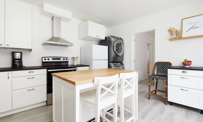La Petite-Patrie Apartment | Rosemont Hideaway 1BR + 2 bath + Patio + A/C
