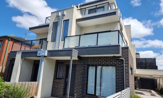 Maribyrnong House | Rosie Townhouse at Gordon - prime location
