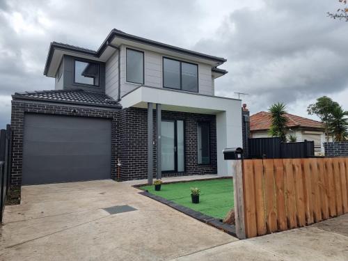 Sunshine North House | Rosie Townhouse - Modern home in Sunshine