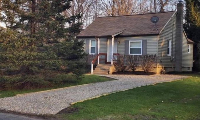 Madison-on-the-Lake House | Rosko Ranch 1/4 mi from Lake Erie. Minutes from wineries & GOTL