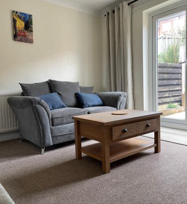 Rotherham House | Rotherham,Meadowhall,Magna,Utilita Arena,with WIFi and Driveway