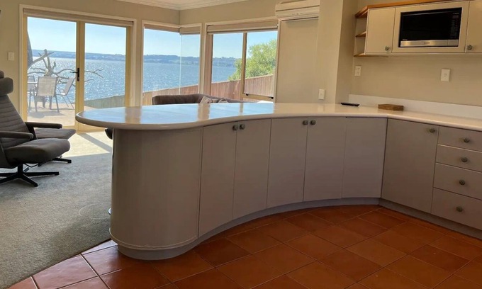 Tikitere House | Rotorua Lake Edge