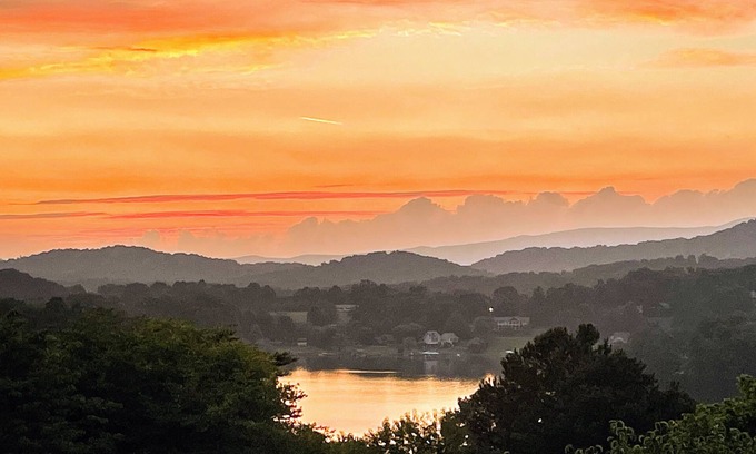 Hayesville House | Round House Lake & Mountain Sunset Views w Hot Tub
