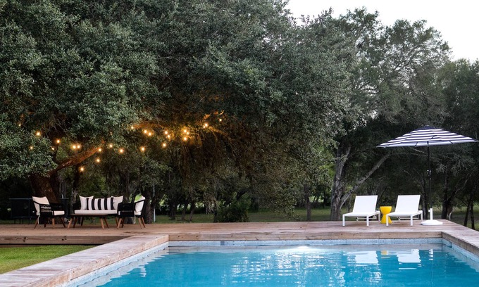Fayetteville House | Round Top Modern Barndo + Sleeps 8 + Pool