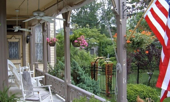 Historic Downtown Savannah Bed & Breakfast | Roussell's Garden Bed & Breakfast