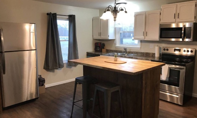 Leavittsburg House | Route 5 * Comfortable * WIFI * Hot Tub