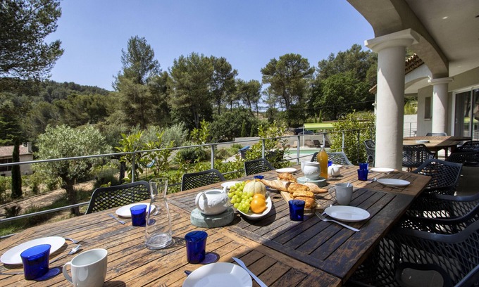 Roquefort-la-Bedoule Villa | Rouvières. Heated pool, air conditioning, gym