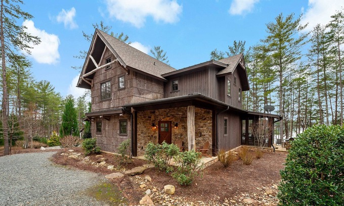 Nebo House | Row House | Lakefront Luxury, Gas Grill & Fire Pit!