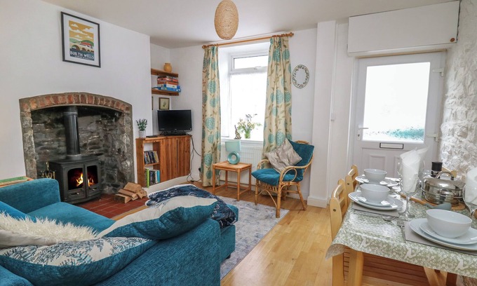 Builth Wells Cottage | ROWAN COTTAGE, pet friendly, with open fire in Builth Wells