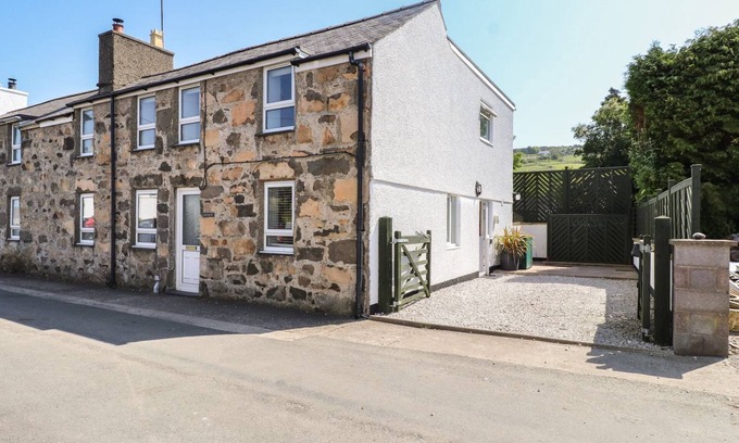 Nefyn Cottage | ROWARTH, pet friendly, character holiday cottage in Nefyn