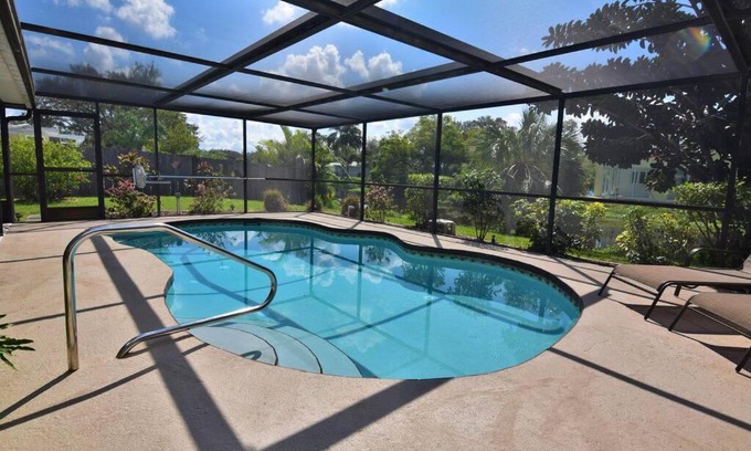 Gulf Gate Estates House | Rowena House 2bd Den 2bth Heated Pool Near Siesta Key