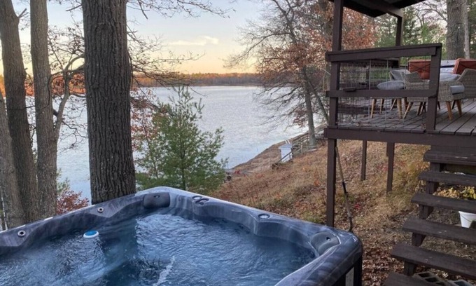 Tomahawk Cottage | Rowyn's Resort - Cabin w/Hot Tub Lakeside Retreat