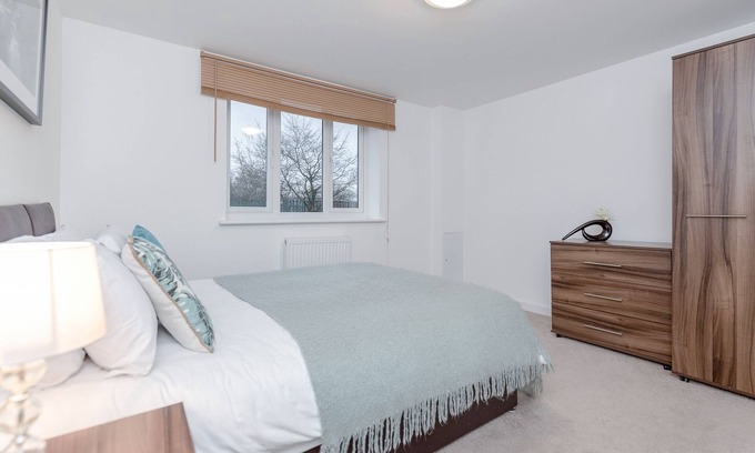 Hillingdon Apartment | Royal Apartments RA2