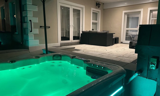 Lisburn Apartment | Royal Hillsborough Hot Tub Haven