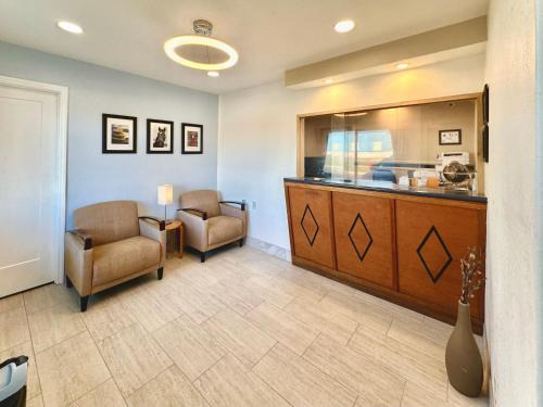 Paw Creek Hotel | Royal Inn and Suites Charlotte Airport