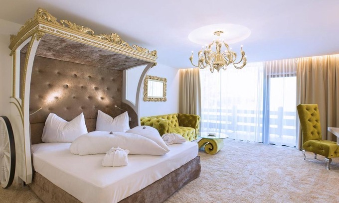Seefeld Pedestrian Zone House | Royal Love Suite - Alpenhotel . fall in love