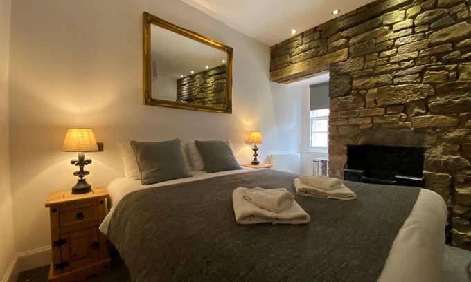 Old Town Apartment | Royal Mile Balconies by the Castle