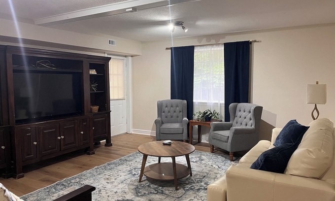Royal Oaks House | Royal Rebel Retreat: Charming Basement VRBO in Oxford, MS