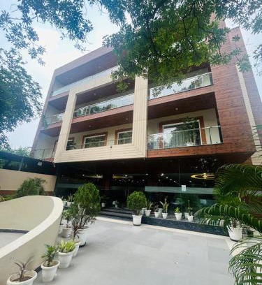 Sector 31 Hotel | Royal Residence Near 32nd Avenue - Gurugram