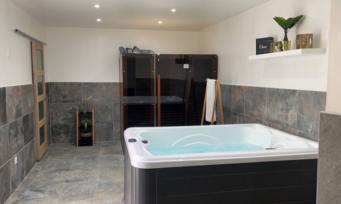 Livry-Gargan Apartment | Royal spa