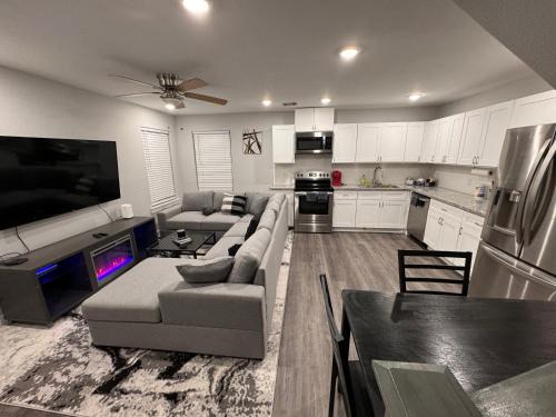 Northside House | RoyceLuxe KingSuite Vacation Home