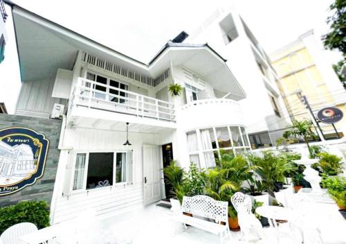 Wat Bowon Niwet Hotel | RQ Timeless Dinsor Cultural Heritage House