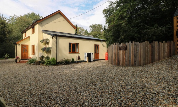 Haverfordwest House | RUDBAXTON WATER, pet friendly, with hot tub in Haverfordwest