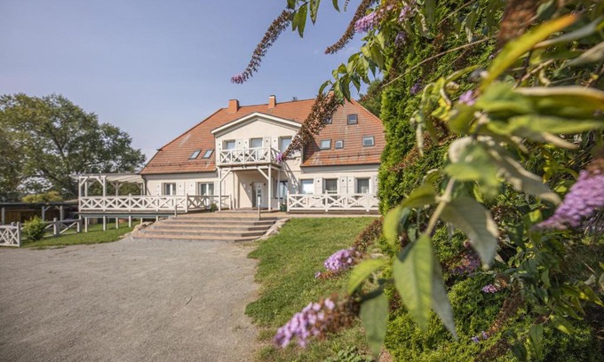 Bergen auf Ruegen Apartment | Ruhig und idyllische Lage, strandnah, gratis Nutzung vom AHOI Erlebnisbad und Sauna in Sellin - Gutshaus Silvitz FeWo 02