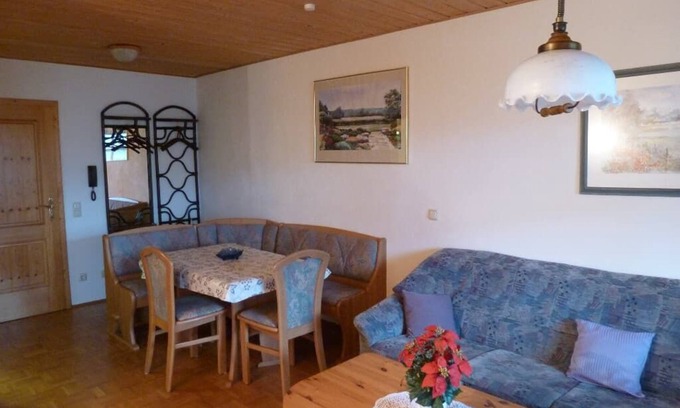 Schwarzenbach Apartment | Ruhige und gemütliche Ferienwohnung (64qm) mit Balkon