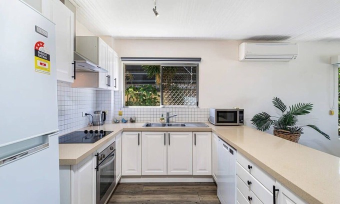 Runaway Bay Apartment | Runaway Bay Waterfront Delight