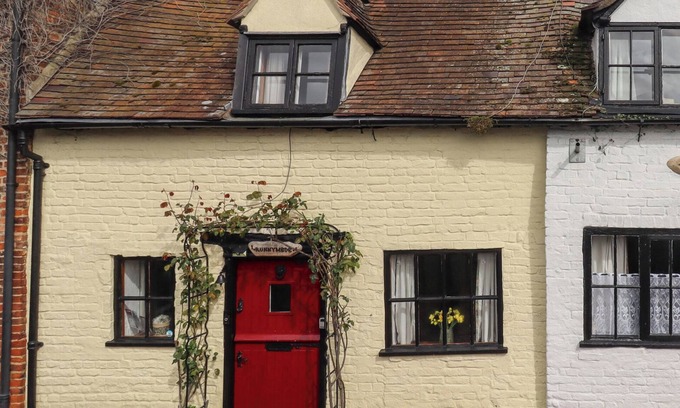 Tewkesbury Cottage | RUNNYMEDE, pet friendly, character holiday cottage in Tewkesbury