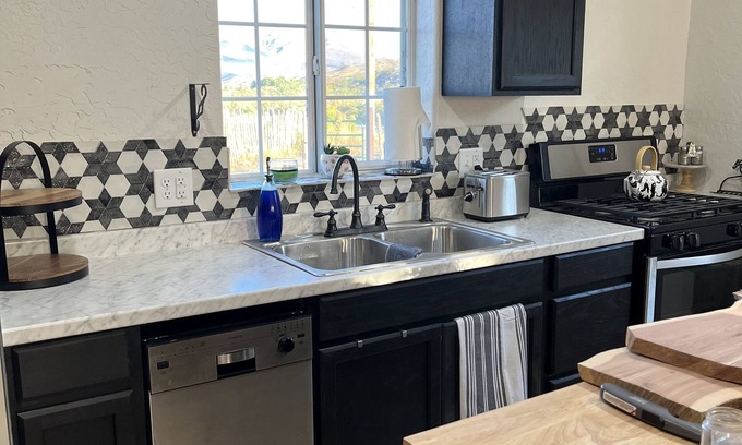 Derry Other | Rural farmhouse minutes from Caballo Lake!