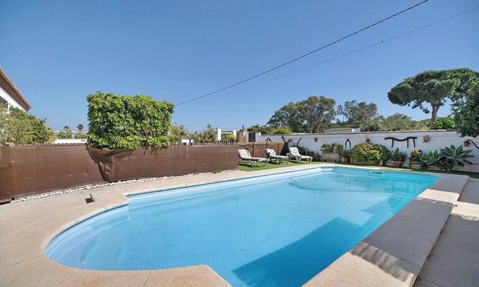 Chiclana de la Frontera Villa | Rural House 'El Sotillo' with Private Pool, Wi-Fi and Air Conditioning