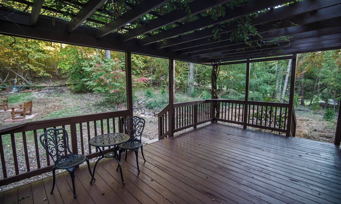 Bentonville House | Rural Hillside Retreat/Charming 3 Bedroom with Hot Tub and Mountain Views