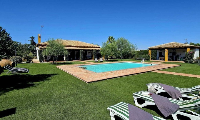 Marchena House | Rural Holiday Home 'Azahares De Marchena' with Pool, Wi-Fi and Air Conditioning