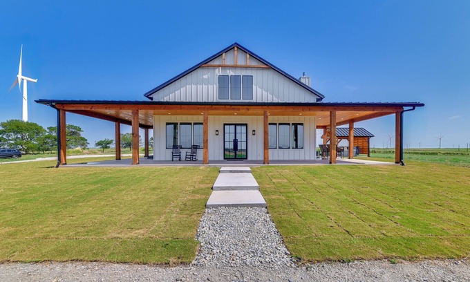 Myra House | Rural Home w/Hot Tub < 7 Mi to Winery & Golfing
