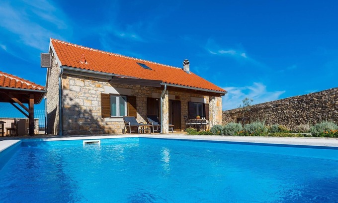Promina Ski Chalet | Rural House Gluić - three bedroom house with a swimming pool