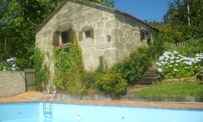 Bueu House | Rural house of the 18th century, overlooking the Aldán estuary.