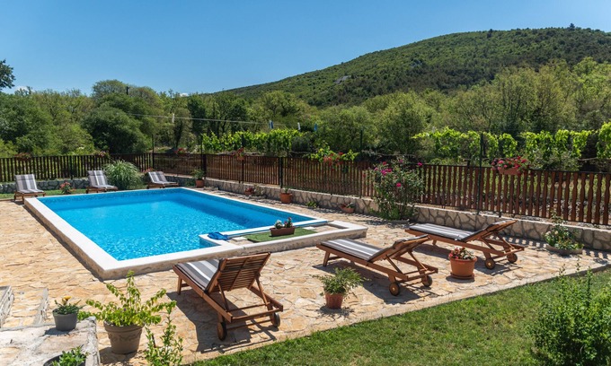 Perkovic House | Rural vacation house with pool in Šibenik countryside