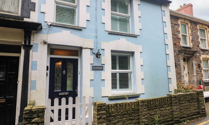 St Dogmaels Cottage | RUSHFIELD, pet friendly, with open fire in St Dogmaels
