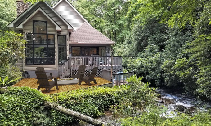 Franklin House | Rushing Water, Hot Tub, Big Deck, Firepit, Hiking, National Forest & Wi-Fi