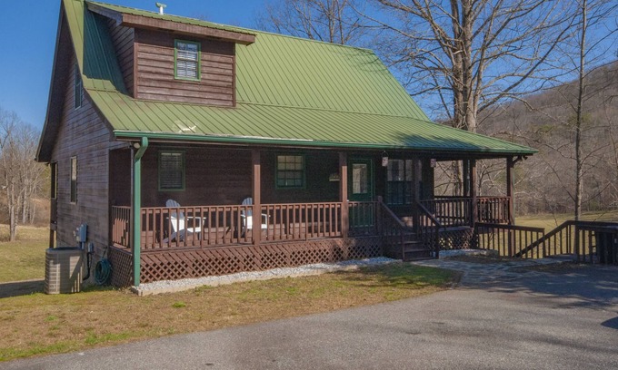 Young Harris Cabin | Rushing Waters Cabin in Young Harris Ga. Internet, fire pit and hot tub