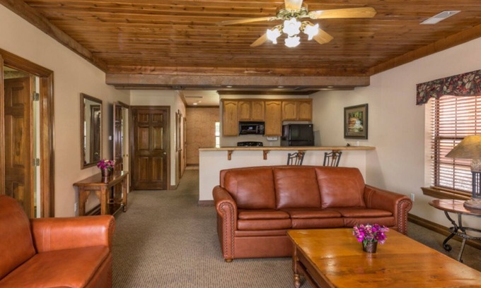 Branson Villa | Rustic 1 Bdrm. Villa off the heart of the strip, minutes from FUN and MUSIC.