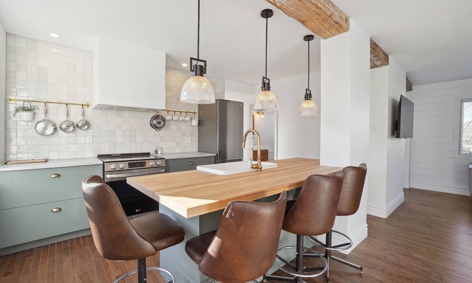 Hull Apartment | Rustic 2 bedrooms from the 1900s, freshly renovated, 5 min from downtown Ottawa