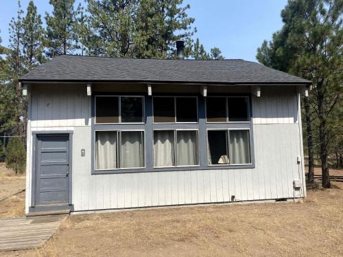 Sisters House | Rustic Cabin Rental near Hoodoo Ski Area and the Deschutes River in Sisters, Oregon