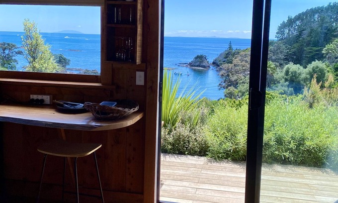 Waiheke Island Cabin | Rustic cabin, sea views, deck, bbq, kayak/SUP, wifi, 2 mins walk to beach, pets