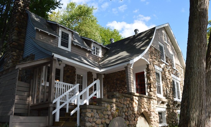 Muskoka Lakes Cottage | Rustic Charm By Beautiful Lake Muskoka