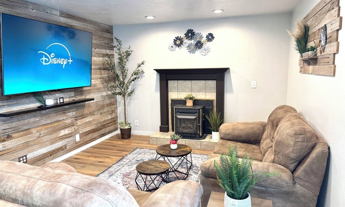 West Jordan House | Rustic Charm, Cozy and Comfy Nearby Olympic Oval, Great Location