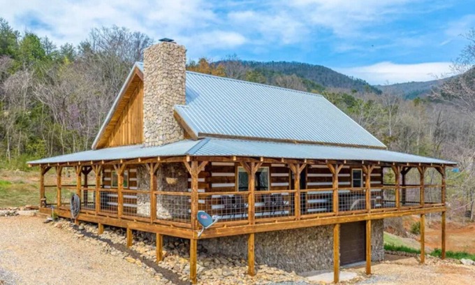 Newport Cabin | Rustic Charm in the Great Smoky Mtns