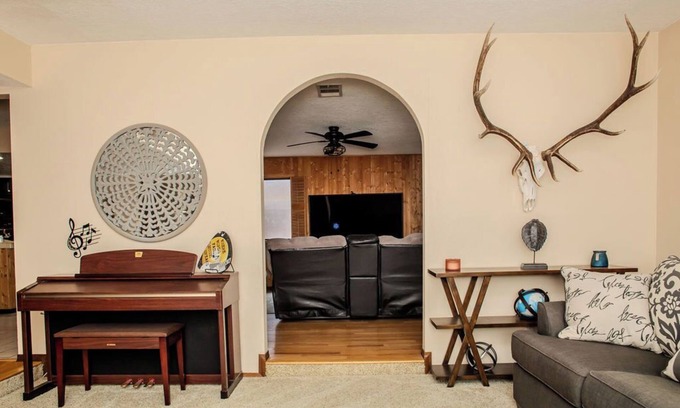 La Luz Del Sol House | Rustic Charm near Trails & Brews - Pet Friendly enclosed Yard